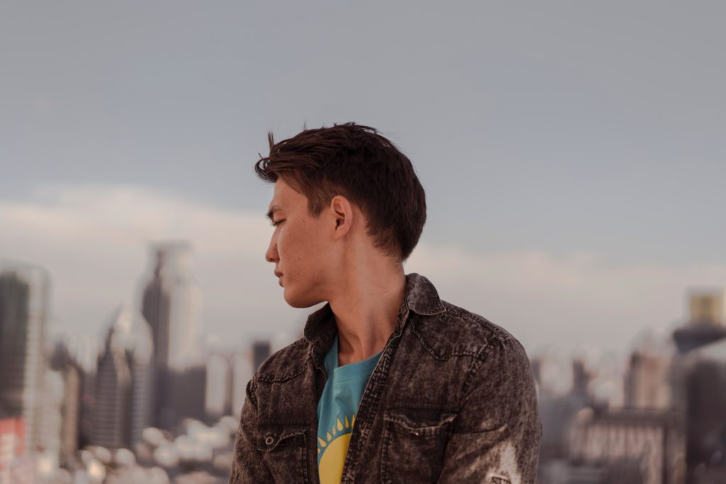 What causes hair loss in men and what is the average age men start losing hair?